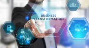 Przycisk z transformacją biznesu wciskany przez mężczyznę